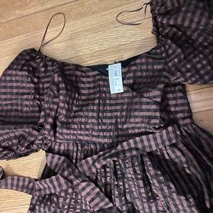 Gingham puff sleeved dress